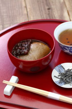 Tochi Mochi Zenzai, at kestanesi pirinç keki tatlı simmered adzuki fasulyesi, geleneksel Japon tatlı ile
