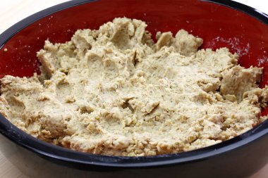 Miso yapmayı: yapım süreci 4: püresi soya fasulyesi ve arpa koji karıştırma