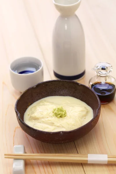 刺身日本ベジタリアン料理 ホット豆乳を肌にスキミングによる湯葉を作る — ストック写真