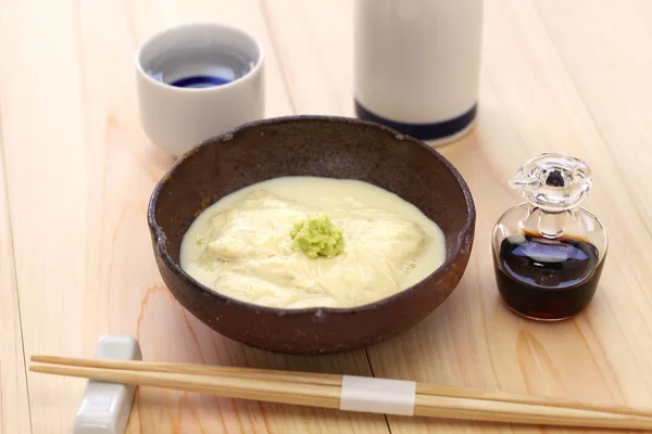 刺身日本ベジタリアン料理 ホット豆乳を肌にスキミングによる湯葉を作る — ストック写真