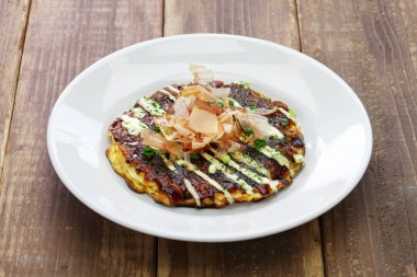 Okonomiyaki maddeler çeşitli içeren bir Japon lezzetli gözleme olduğunu. 