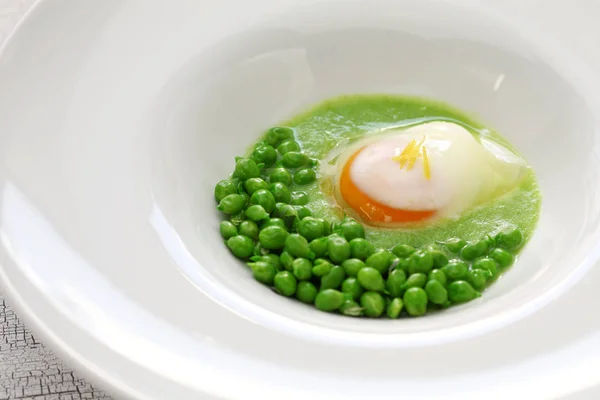 Scheuren Van Erwten Met Gepocheerd Spaanse Baskische Keuken — Stockfoto