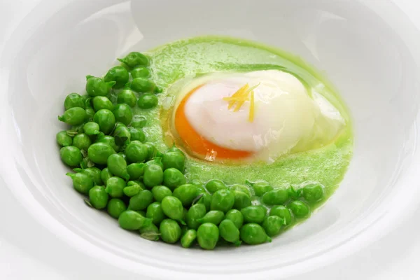 Scheuren Van Erwten Met Gepocheerd Spaanse Baskische Keuken — Stockfoto