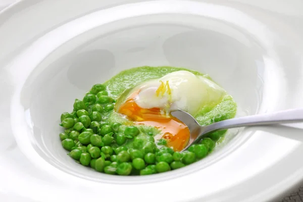 Scheuren Van Erwten Met Gepocheerd Spaanse Baskische Keuken — Stockfoto