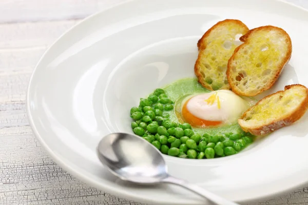 Petits Pois Avec Oeuf Poché Cuisine Basque Espagnole — Photo