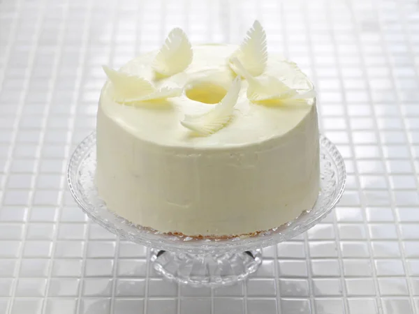 Homemade Angel Food Cake Garnish Ideas White Chocolate Feathers — Stock Photo, Image