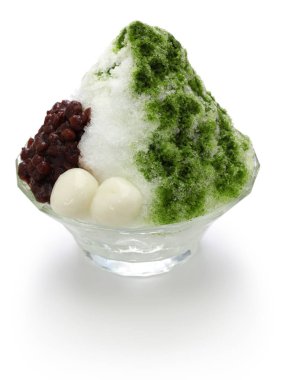 ujikintoki kakigori, Japon buz matcha yeşil çay şurubu ile tıraş ve izole üzerinde beyaz arka plan azuki kırmızı fasulye jam