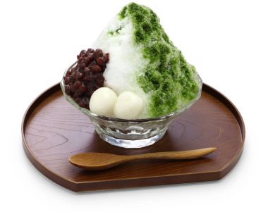 ujikintoki kakigori, Japon buz matcha yeşil çay şurubu ile tıraş ve izole üzerinde beyaz arka plan azuki kırmızı fasulye jam