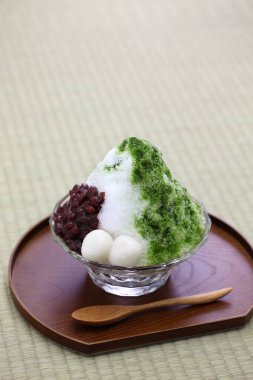 ujikintoki kakigori, Japon tıraş buz matcha yeşil çay şurubu ile ve azuki kırmızı fasulye jam üzerinde izole tatami mat