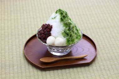 ujikintoki kakigori, Japon tıraş buz matcha yeşil çay şurubu ile ve azuki kırmızı fasulye jam üzerinde izole tatami mat