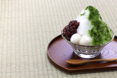 ujikintoki kakigori, Japon tıraş buz matcha yeşil çay şurubu ile ve azuki kırmızı fasulye jam üzerinde izole tatami mat