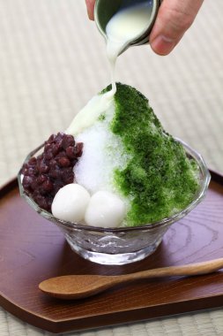 ujikintoki kakigori, Japon tıraş buz matcha yeşil çay şurubu ile ve azuki kırmızı fasulye jam üzerinde izole tatami mat