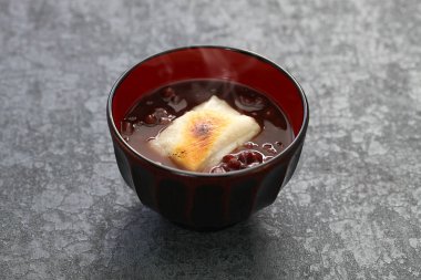 Oshiruko, tatlı kırmızı fasulye çorbası ile ızgara mochi (pirinç keki), Japon geleneksel tatlı