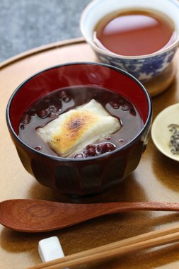 Oshiruko, tatlı kırmızı fasulye çorbası ile ızgara mochi (pirinç keki), Japon geleneksel tatlı