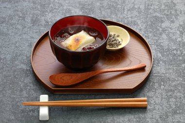 Oshiruko, tatlı kırmızı fasulye çorbası ile ızgara mochi (pirinç keki), Japon geleneksel tatlı