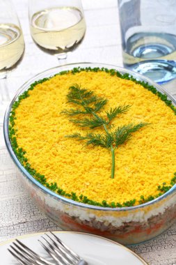 Mimoza salatası, Mimoza günü akşam yemeği