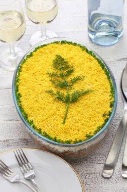 Mimoza salatası, Mimoza günü akşam yemeği