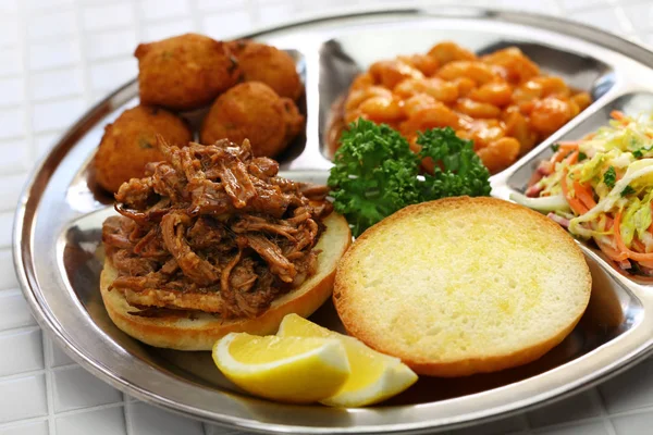 North Carolina Grill Pulled Pork Stille Welpen Gebackene Bohnen Und — Stockfoto