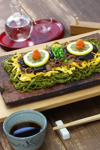 Kawara Soba 日本当地食品 炒绿茶荞麦面上的屋顶瓷砖 — 图库照片