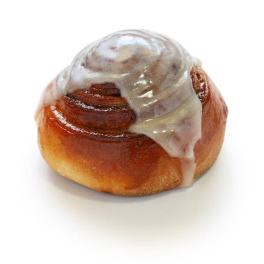 beyaz arka plan üzerinde izole ev yapımı tarçın rulo