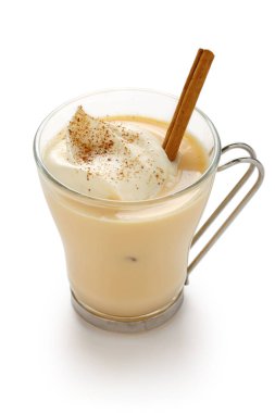 beyaz arka plan üzerinde eggnog