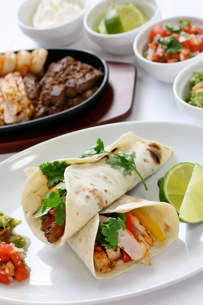 Dana Tavuk Karides Fajitas Meksika Mutfağı Tex Mex Mutfağı — Stok fotoğraf