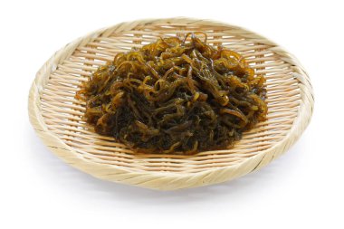 japon sağlıklı ve diyet gıda, yenilebilir deniz yosunu, bir bambu sepeti üzerinde mozuku