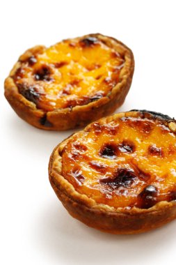 beyaz arka plan üzerinde izole ev yapımı yumurta tart