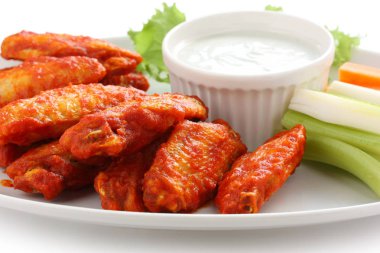 Buffalo wings ile mavi peynir dip tavuk