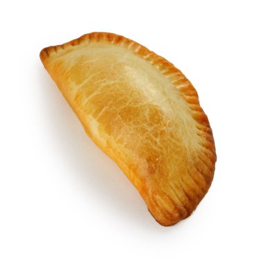 Empanada, beyaz arka planda etli turta.