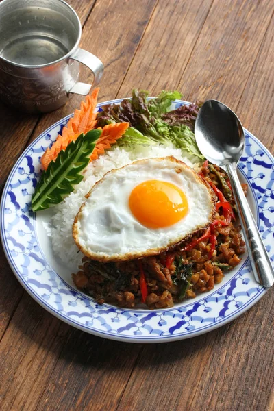 Roergebakken Kip Met Heilige Basilicum Gai Pad Bai Gaprow Thaise — Stockfoto