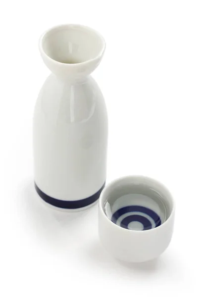 Tokkuri和Ochoko 日本传统的清酒杯和瓶子 清酒是由发酵大米制成的日本酒 — 图库照片