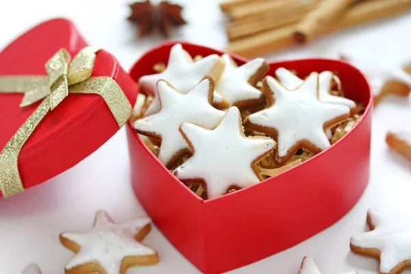 Zimtstern Domácí Vánoční Sušenky Krabici Tvaru Červeného Srdce — Stock fotografie