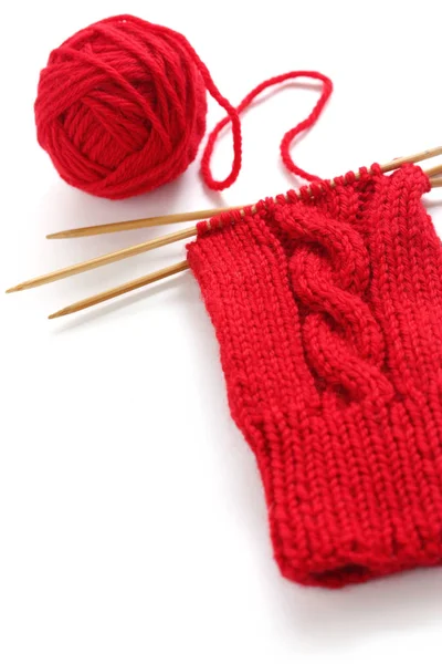 Imagem Tricô Uma Bola Fio Vermelho Com Macarrão — Fotografia de Stock