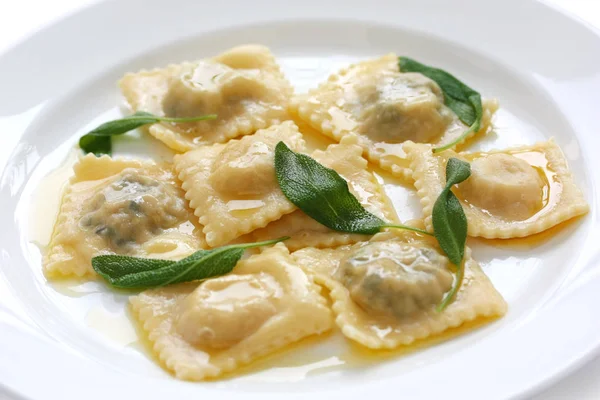 Ravioli Van Zelfgemaakte Pasta Met Salie Botersaus Italiaans Eten — Stockfoto