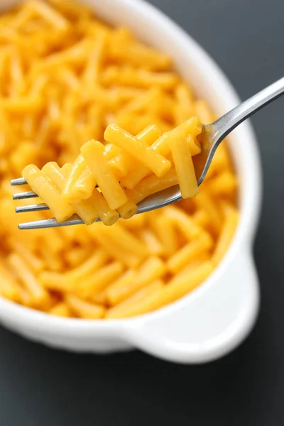 Macaroni Kaas Een Voorvork Geïsoleerd Zwarte Achtergrond — Stockfoto