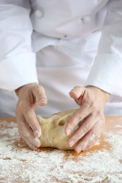 Pão Panificação Mãos Homem Amassando Uma Massa Casaco Cozinha — Fotografia de Stock