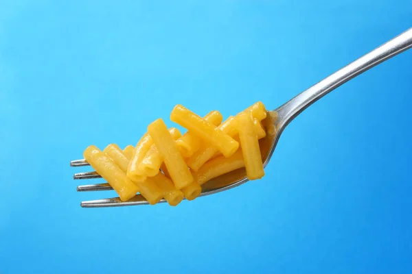 Macaroni Kaas Een Voorvork Geïsoleerd Blauwe Achtergrond — Stockfoto