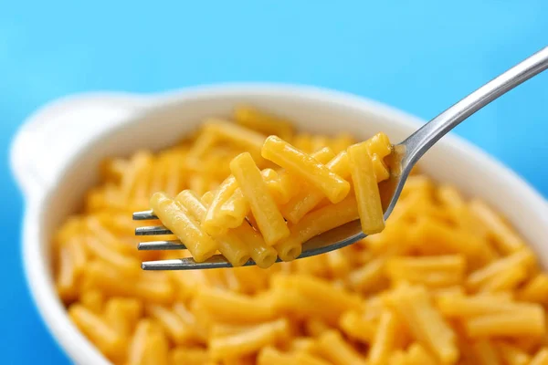 Macarrão Queijo Garfo Isolado Fundo Azul — Fotografia de Stock