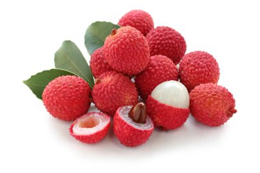 Beyaz arka planda izole edilmiş taze lychees