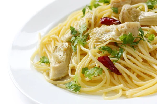Spaghetti Met Artisjok Harten Italiaanse Pasta Schotel Geïsoleerd Witte Achtergrond — Stockfoto