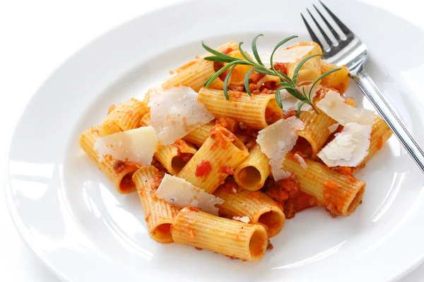 リガトーニ アラボロネーゼ イタリアンパスタ料理 — ストック写真