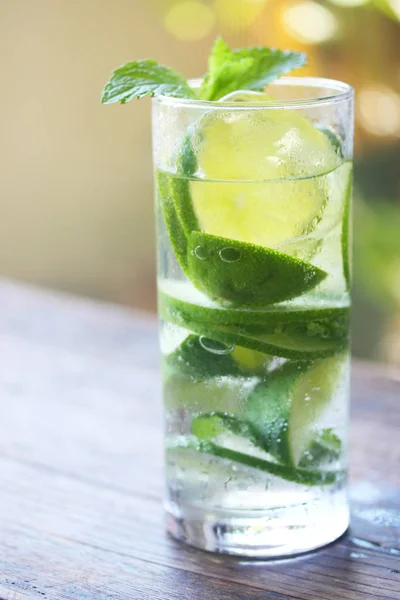 Cóctel Verano Mojito Con Yerba Buena —  Fotos de Stock