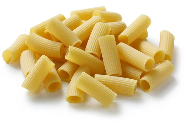 Rigatoni Ongekookte Italiaanse Buis Pasta Geïsoleerd Witte Achtergrond — Stockfoto