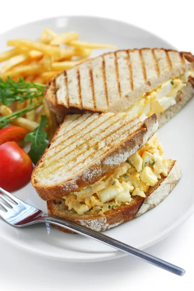 Beyaz Arka Plan Üzerinde Izole Yapımı Yumurta Salatası Sandviç — Stok fotoğraf
