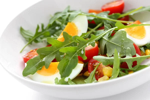 健康的火箭沙拉与西红柿和鸡蛋 — 图库照片
