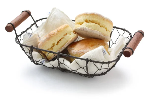 Σπιτικά Ψωμάκια Καλάθι Μπισκότα Βουτυρόγαλα Απομονωμένα Λευκό Φόντο — Φωτογραφία Αρχείου