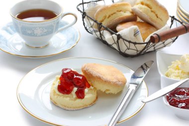çilek reçeli ve pıhtılaşmış krema ile scone , çay partisi , ikindi çayı , ayran bisküvi