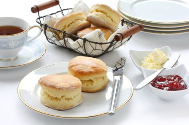 çilek reçeli ve pıhtılaşmış krema ile scone , çay partisi , ikindi çayı , ayran bisküvi