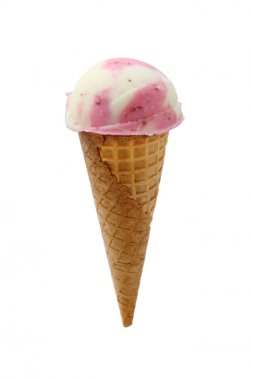 beyaz arka plan üzerinde izole koni ile vanilya ve çilek karışık dondurma 